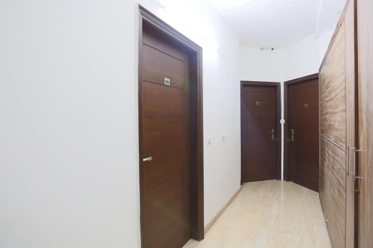 Oyo 72519 Meera Bhawan Hotel Vrindāvan Buitenkant foto